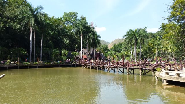 Wat Tham Khao Wong