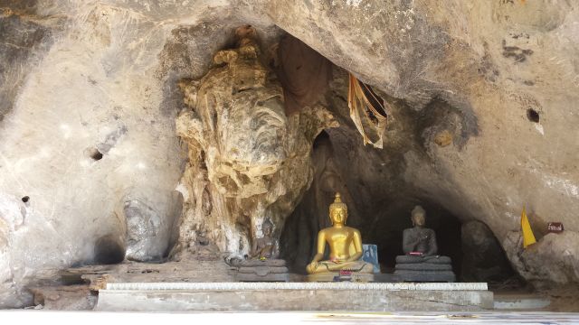 Wat Tham Khao Wong